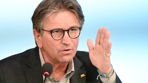 Manfred Lucha (Bündnis 90Die Grünen), Minister für Soziales und Integration in Baden-Württemberg, spricht bei einer Regierungspresskonferenz zu Journalisten. (Foto: dpa Bildfunk, picture alliance/dpa | Bernd Weissbrod)