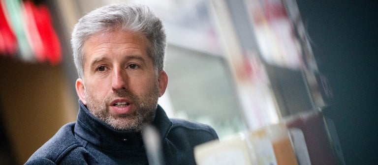 Boris Palmer (Bündnis 90Die Grünen), Oberbürgermeister von Tübingen, sitzt nahe der Landesgeschäftsstelle der Grünen Baden-Württemberg im Außenbereich eines Restaurants. (Foto: dpa Bildfunk, Picture Alliance)