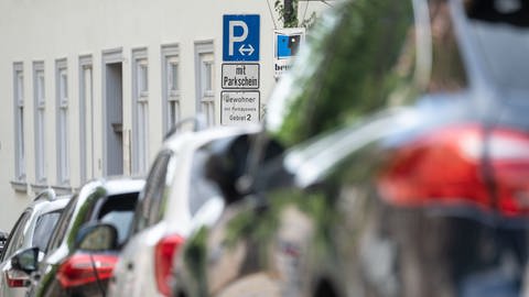 Parken soll in BW teurer werden: Autos am Straßenrand und Schil Parken nur mit Parkschein (Foto: dpa Bildfunk, Marijan Murat)