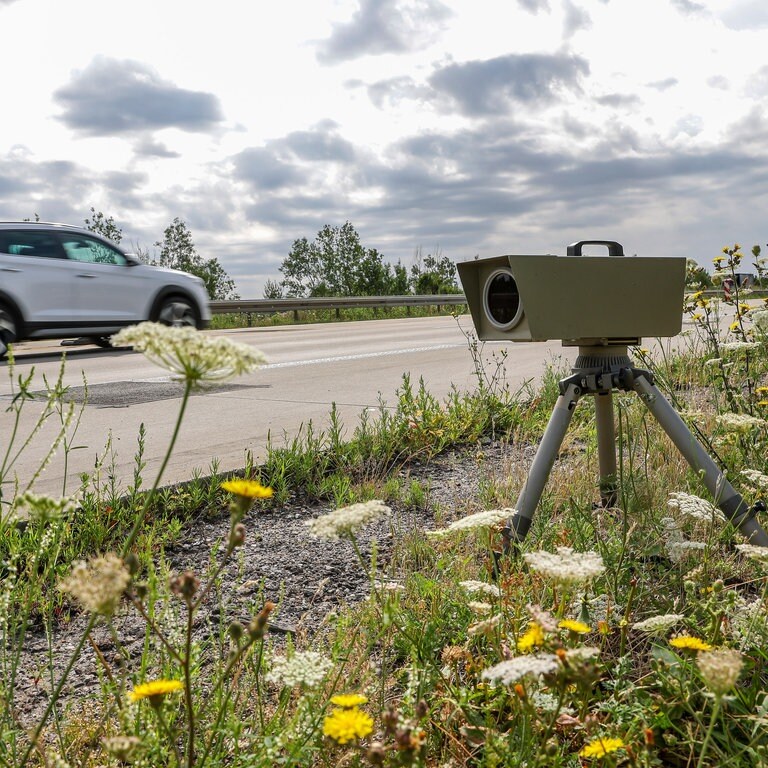 Blitzer am Rand einer Autobahnstrecke, im Hintergrund ein Auto. (Foto: dpa Bildfunk, picture alliance/dpa | Jan Woitas)
