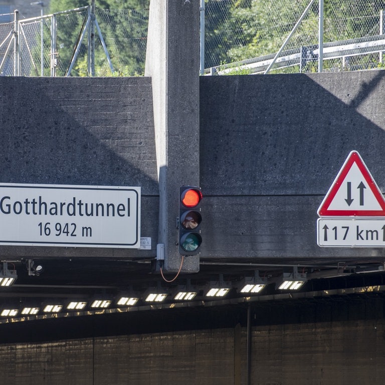 Die Ampel am Eingang des Nordportals zum Gotthard-Straßentunnel steht auf Rot. Im Gotthard-Straßentunnel in der Schweiz ist ein Riss in der Tunneldecke entdeckt worden. Das Bundesamt für Straßen (Astra) teilte mit, dass die Verbindung zwischen der Zentralschweiz und dem südlichen Kanton Tessin bis auf Weiteres für den Verkehr gesperrt bleibe. (Foto: dpa Bildfunk, picture alliance/dpa/KEYSTONE | Urs Flueeler)