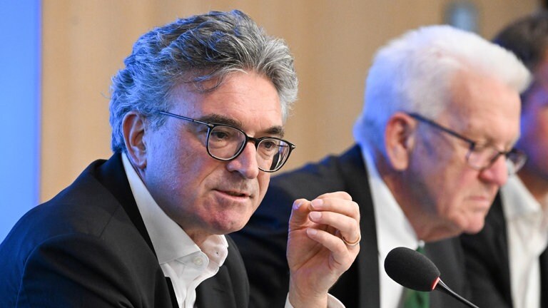 Dieter Salomon, früherer Oberbürgermeister der Stadt Freiburg und Politiker (Bündnis 90Die Grünen), spricht im Landtag bei einer Regierungs-Pressekonferenz. Dieter Salomon soll neuer Chef des Normenkontrollrats Baden-Württemberg werden. Rechts sitzt Winfried Kretschmann (Bündnis 90Die Grünen), Ministerpräsident von Baden-Württemberg. (Foto: dpa Bildfunk, picture alliance/dpa | Bernd Weißbrod)