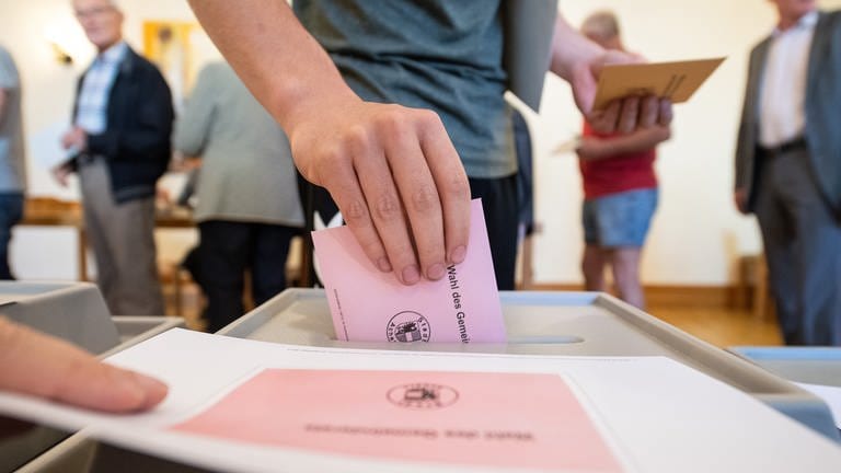 Symbolbild: Ein Mann wirft seinen Stimmzettel für die Kommunalwahl in Baden-Württemberg ein.  (Foto: dpa Bildfunk, picture alliance/dpa | Sebastian Gollnow)
