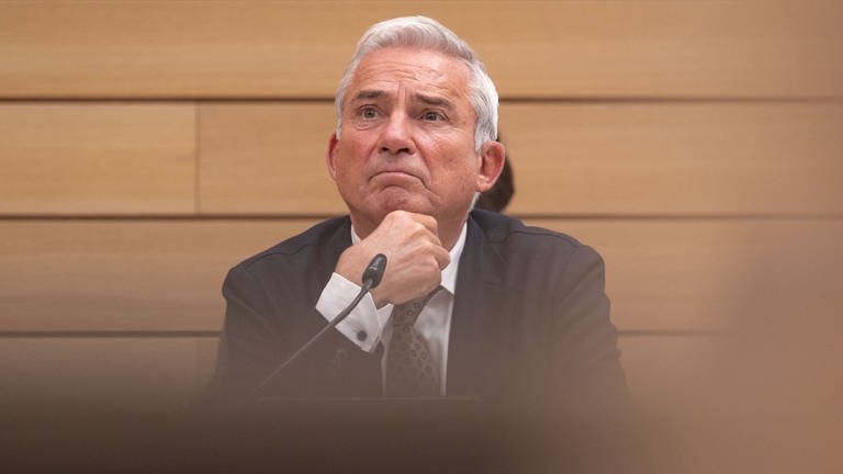 Thomas Strobl (CDU), Innenminister von Baden-Württemberg, nimmt an einer öffentlichen Sitzung des Innenausschusses im Landtag von Baden-Württemberg teil.