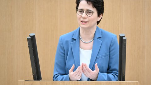 Marion Gentges (CDU), Justizministerin von Baden-Württemberg, spricht bei einer Debatte Landtag. 