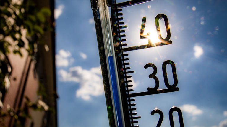 Ein Thermometer an einer Hauswand klettert am Nachmittag in Richtung der 40-Grad-Marke.