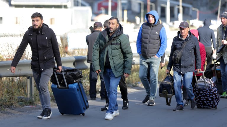 Eine gruppe russischer Männer am Grenzübergang nach Georgien