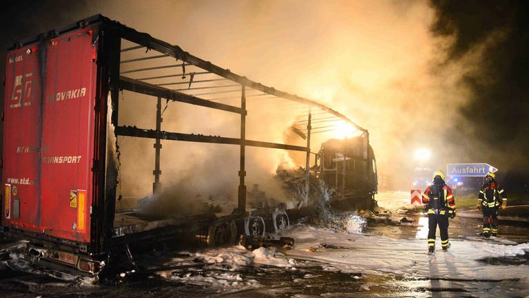 LKW auf A6 bei Sinsheim völlig ausgebrannt