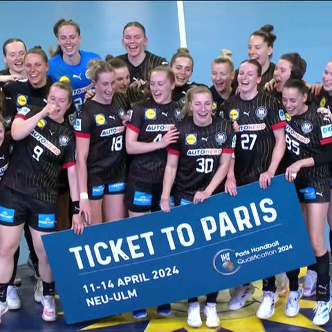 Deutsche Handballerinnen feiern die gewonnene Qualifikation für die Olympiade in Paris