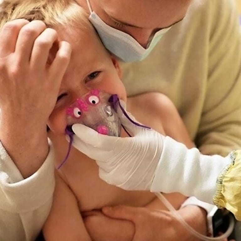 Ein Kind wird mit Verdacht auf RS-Virus-Infektion in einem Krankenhaus in den USA behandelt (Symbolbild)