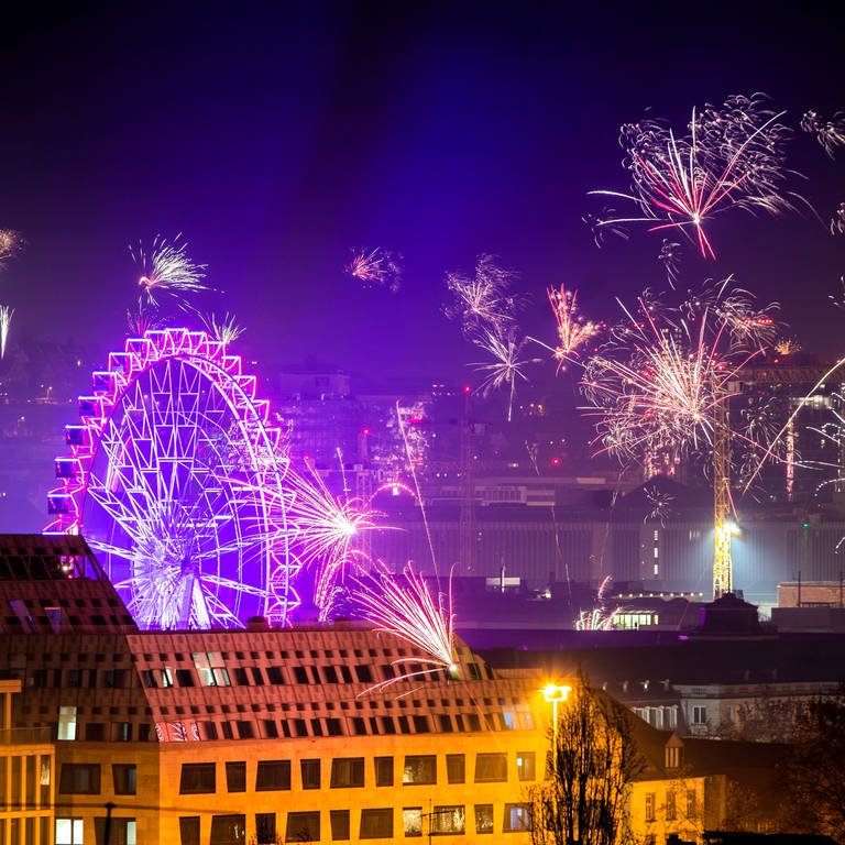 Zum neuen Jahr lautet Feuerwerk über der Stuttgarter Innenstadt. Im Stuttgarter Stadtring gilt an Silvester ein Feuerwerksverbot - außerhalb des Stadtrings darf Feuerwerk gezündet werden.