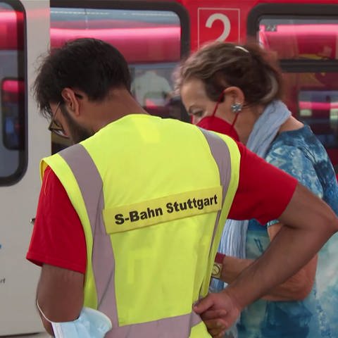 Bahn Mitarbeiter betreut Kundin