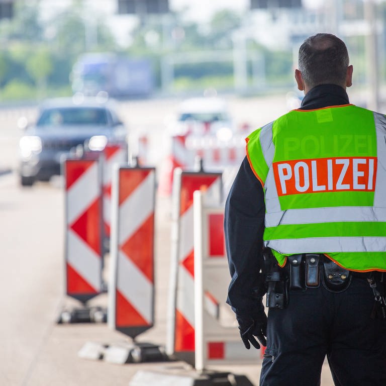 Ein Beamter der deutschen Bundespolizei steht am Grenzübergang Weil am Rhein (Kreis Lörrach) an der A5. 