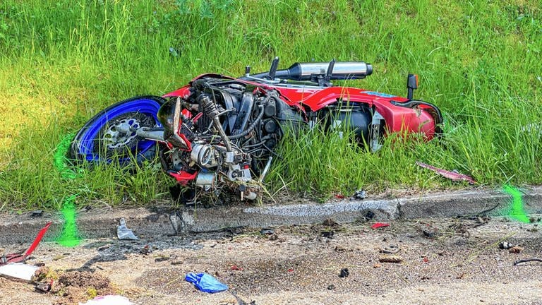 Ein Unfall mit dem Motorrad: Beim Frontalzusammenstoß mit einem Auto sind im Schwarzwald ein Motorradfahrer und seine Mitfahrerin ums Leben gekommen.