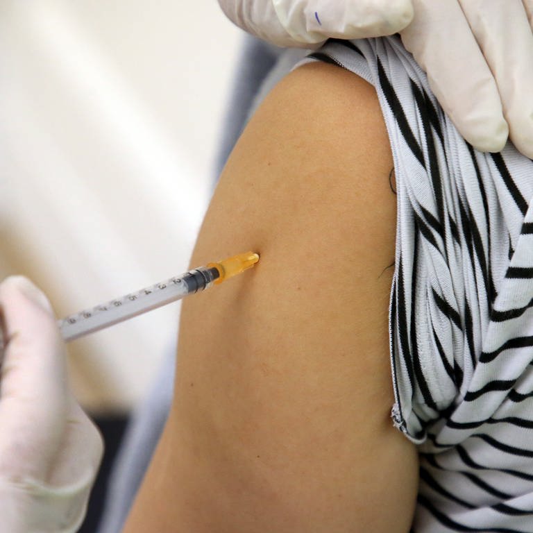 Eine Ärztin impft eine Frau mit einem neuen Corona-Impfstoff. Dieser ist ab Montag in den Arztpraxen verfügbar. (Archivfoto) (Foto: dpa Bildfunk, picture alliance/dpa | Wolfgang Kumm)