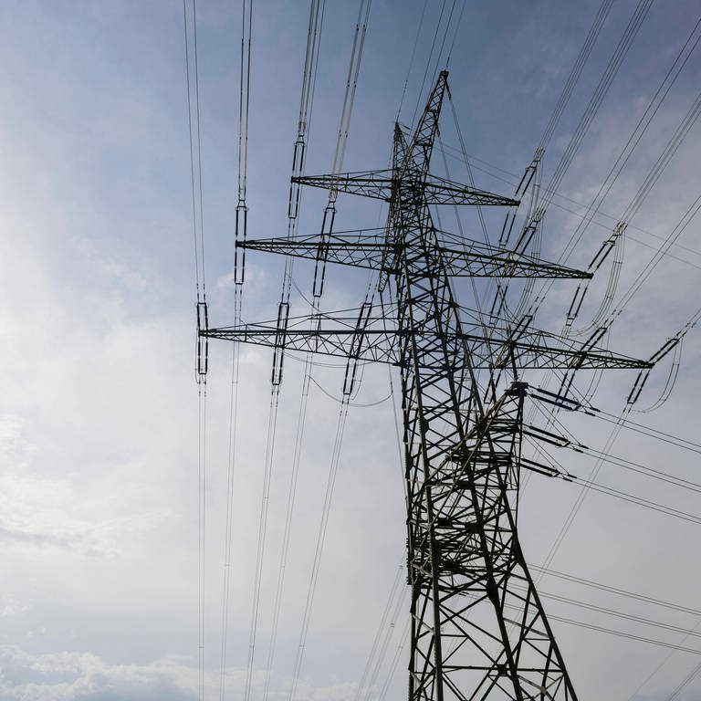 Stromleitungen in Baden-Württemberg: Um das Stromnetz stabil zu halten, ruft der Energieversorger TransnetBW erneut zum Stromsparen auf.
