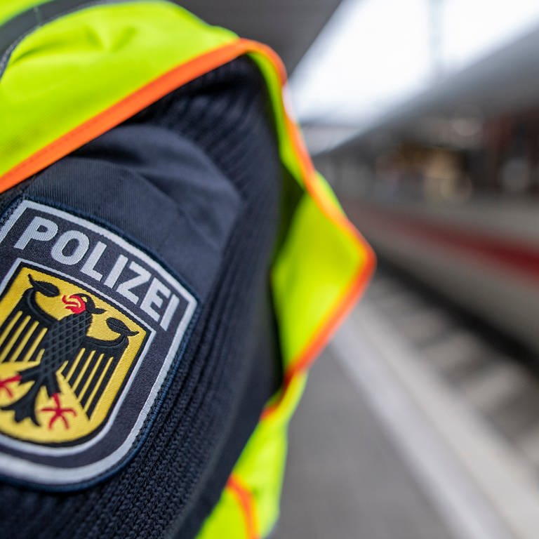 Ein Beamter der Bundespolizei steht am Hauptbahnhof in Freiburg vor einem ICE