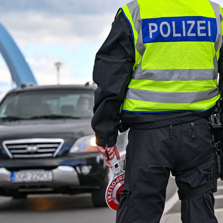 Die Bundespolizei kontrolliert den Einreiseverkehr an einer Grenze. Mit der Entscheidung von Bundesinnenministerin Nancy Faeser (SPD) vom 16.10.2023 sind vorübergehend Binnengrenzkontrollen eingeführt worden. 