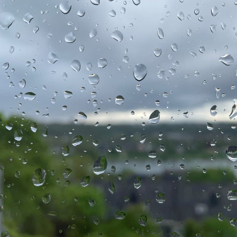 Regentropfen am Fenster, echtes Aprilwetter in Koblenz (Foto: SWR)