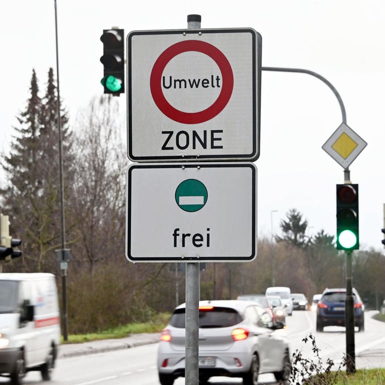 Vor der Ortseinfahrt zu Pfinztal-Berghausen ist ein Hinweisschild aufgestellt, das auf eine Umweltzone hin weist. (Foto: dpa Bildfunk, picture alliance/dpa | Uli Deck)