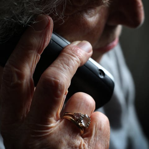 Eine ältere Frau telefoniert mit einem schnurlosen Festnetztelefon.  (Foto: dpa Bildfunk, picture alliance/dpa | Karl-Josef Hildenbrand (Symbolbild))