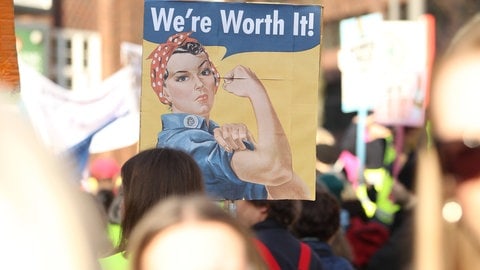 Demonstration für mehr Lohngerechtigkeit und bessere Arbeitsbedingungen in den sozialen (Frauen-) Berufen im öffentlichen Dienst