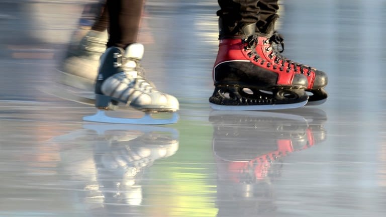 Schlittschuhläufer auf einer Eisbahn (Symbolbild) (Foto: dpa Bildfunk, Daniel Reinhardt)