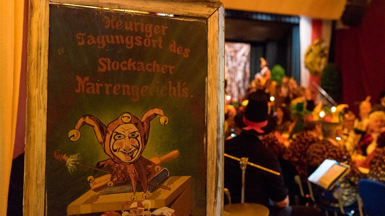 Ein Schild auf dem steht: "Heuriger Tagungsort des Stockacher Narrengerichts." (Foto: SWR)