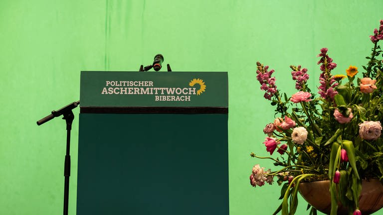 Die leere Bühne ist beim politischen Aschermittwoch der baden-württembergischen Grünen in der Stadthalle in Biberach an der Riß zu sehen. (Foto: dpa Bildfunk, picture alliance/dpa | Silas Stein)