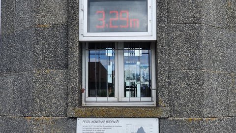Der Bodenseepegel in Konstanz. Er liegt am 26.07.2022 bei 3 Meter 29. Außergewöhnlich niedrig für die Jahreszeit.