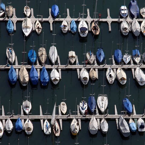 Segelboote im Yachthafen Langenargen aus der Vogelperspektive