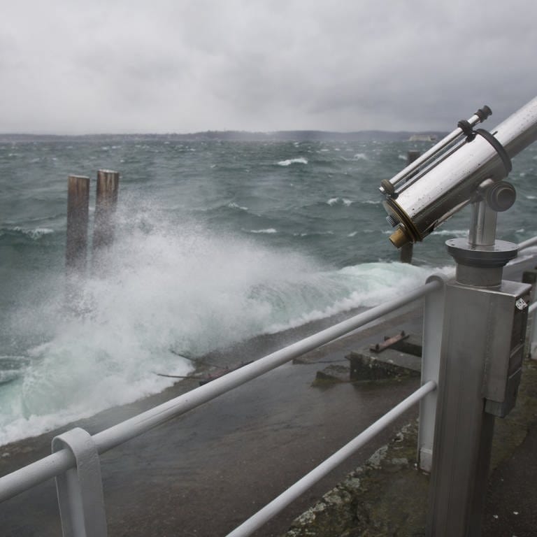 Während eines Sturms peitschen die Wellen des Bodensees bei Meersburg an das Ufer. 