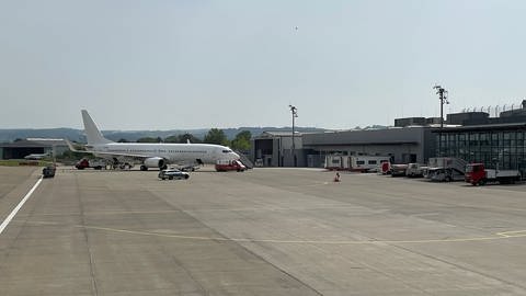 Der Flughafen Friedrichshafen. Ein Flugzeug am Bodensee-Airport.