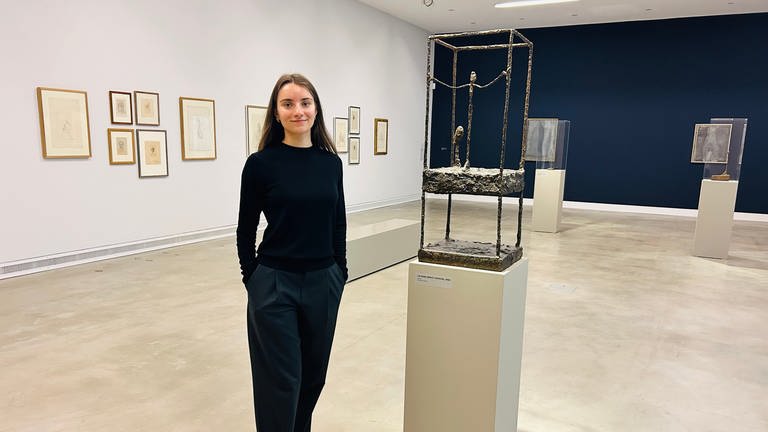 Kuratorin Lea Daro in der Ausstellung über den Schweizer Künstler Alberto Giacometti im Kunstmuseum Ravensburg