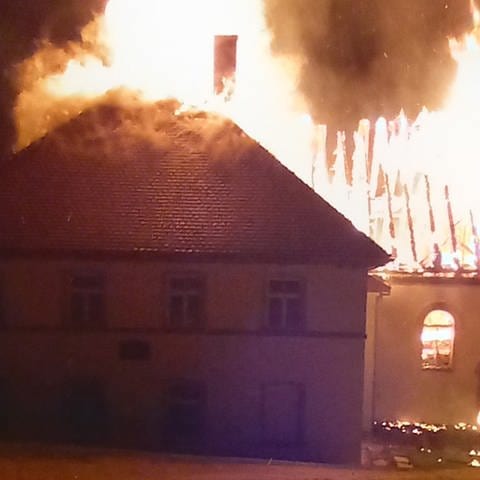 Großbrand in einer früheren Mühle in Meßkirch. Handybild bearbeitet. (Foto: Feuerwehr Meßkirch)