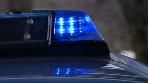 Blaulicht der Polizei (Symbolbild). Die Polizei war im Einsatz, als in Horgenzell ein Pkw acht Jugendliche nur knapp verfehlte.
