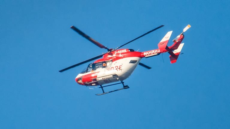 Ein roter Rettungshubschrauber im Flug. Symbolbild.