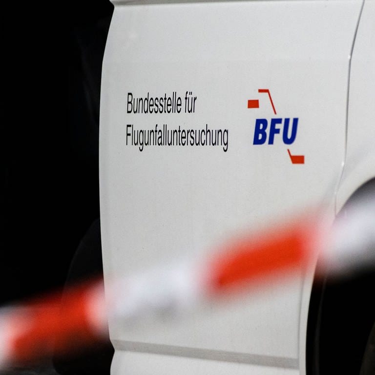 Ein Auto der BFU - Bundesstelle für Flugunfalluntersuchung - steht auf dem Parkplatz 