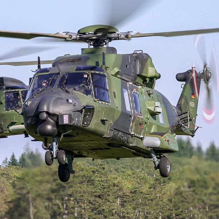 Zwei NH90 der Heeresflieger in Niederstetten im Landeanflug auf den Truppenübungsplatz Külsheim im Rahmen der Übung "Mini Sonic".
