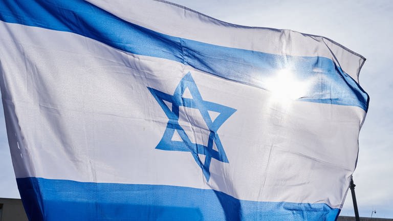 Die Flagge Israels vor der Sonne (Symbolbild)
