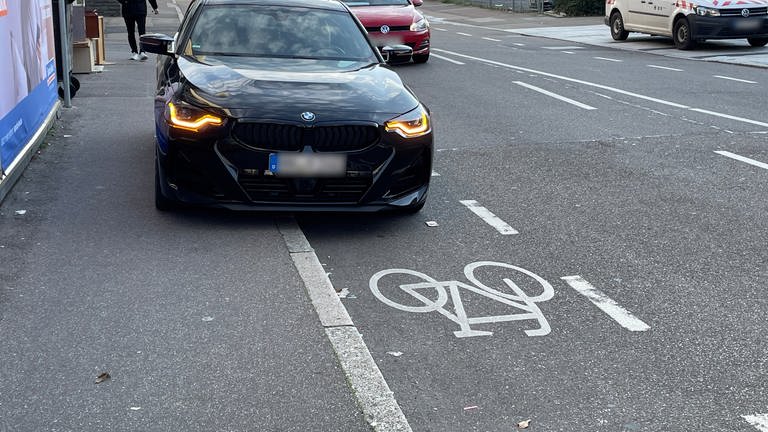 In Heilbronn parkt ein Auto auf einem Fahrradstreifen.