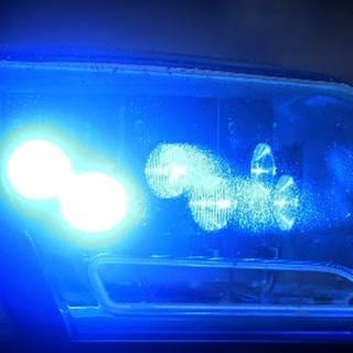 Blaulicht eines Polizeiautos bei Nacht (Symbolbild)
