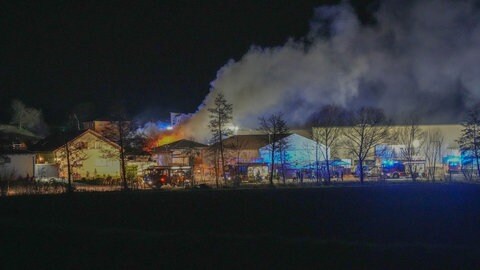 Flammenschein und Rauchsäule sind auf weite Entfernung zu sehen.