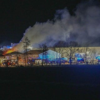 Flammenschein und Rauchsäule sind auf weite Entfernung zu sehen.