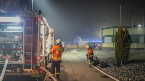 Feuerwehreinsatz beim Brand einer Lagerhalle in Kirchardt-Berwangen (Foto: Julian Buchner/EinsatzReport 24) Feuerwehreinsatz beim Brand einer Lagerhalle in Kirchardt-Berwangen