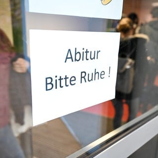 An der Tür eines Prüfungsraums iszt ein Schild angebracht: "Abitur. Bitte Ruhe!" Ist die Prüfung an einem Schwäbisch Haller Gymnasium in Gefahr?