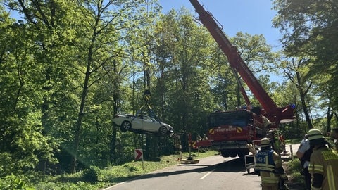 Erst nach mehreren Stunden wurde ein 19-Jähriger nach einem Unfall bei Untergruppenbach tot in seinem Auto entdeckt. (Foto: Feuerwehr Heilbronn) Erst nach mehreren Stunden wurde ein 19-Jähriger nach einem Unfall bei Untergruppenbach tot in seinem Auto entdeckt.