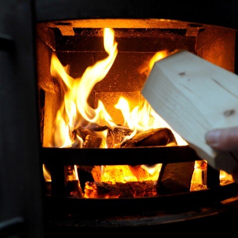 Holzofen wird befeuert (Foto: picture-alliance / Reportdienste, Picture Alliance)