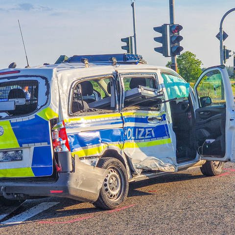 Ein Streifenwagen der Bundespolizei ist am Freitagabend mit einem weiteren Auto auf einer Kreuzung kollidiert.  (Foto: Aaron Klewer / EinsatzReport24)