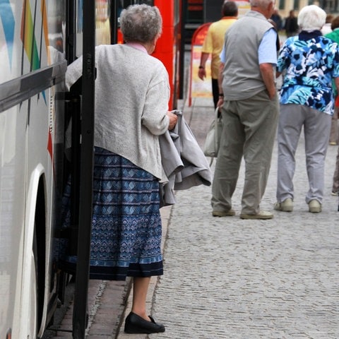 Senioren bei einer Kaffeefahrt (Foto: dpa Bildfunk, picture alliance/dpa/dpa-Zentralbild | Jens Büttner)